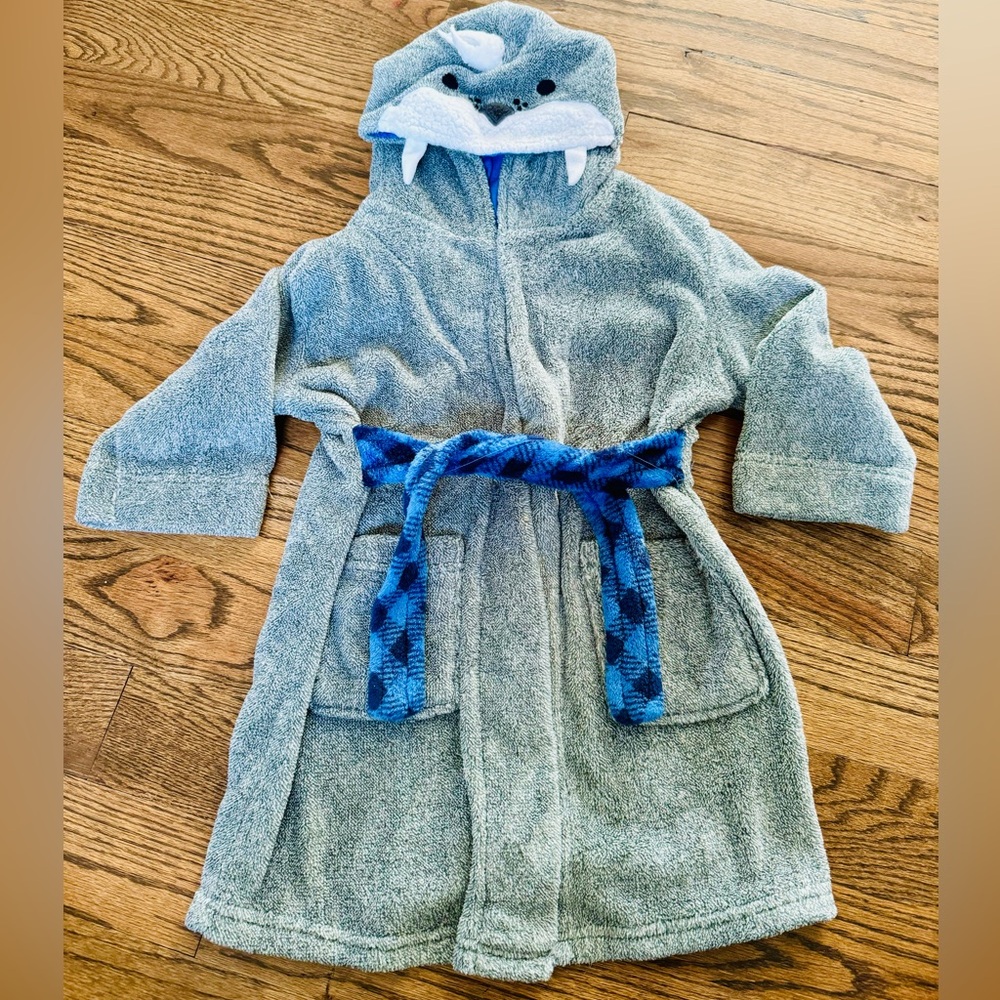 Cat and Jack Walrus bath robe, size 4-5